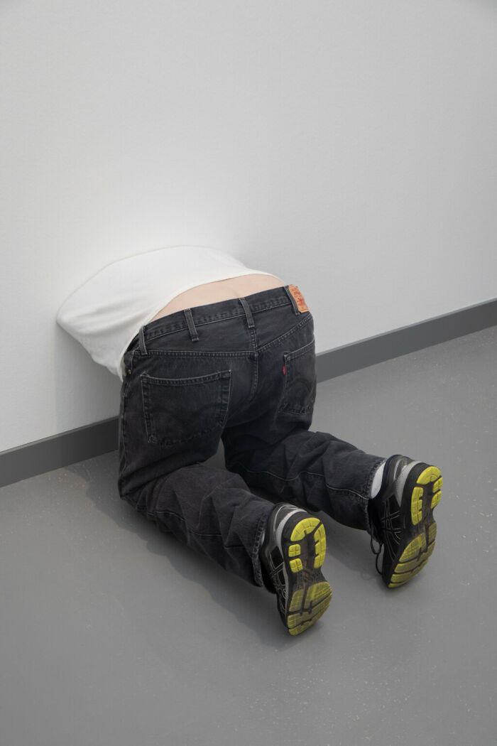 Artist Uses Hyperrealistic Sculptures To Explore Society Through Absurdity Artist Uses Hyperrealistic Sculptures To Explore Society Through Absurdity