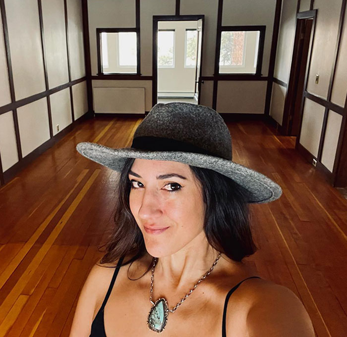 "Imagine The Noise": Woman Buys Dream House Only For Strangers To Turn It Into Tourist Spot "Imagine The Noise": Woman Buys Dream House Only For Strangers To Turn It Into Tourist Spot