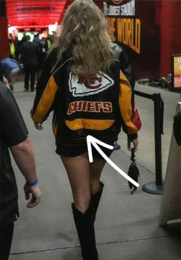 “Insane”: Taylor Swift Fan Discovers Singer Bought Vintage Jacket She Sold Online, Shows Proof “Insane”: Taylor Swift Fan Discovers Singer Bought Vintage Jacket She Sold Online, Shows Proof