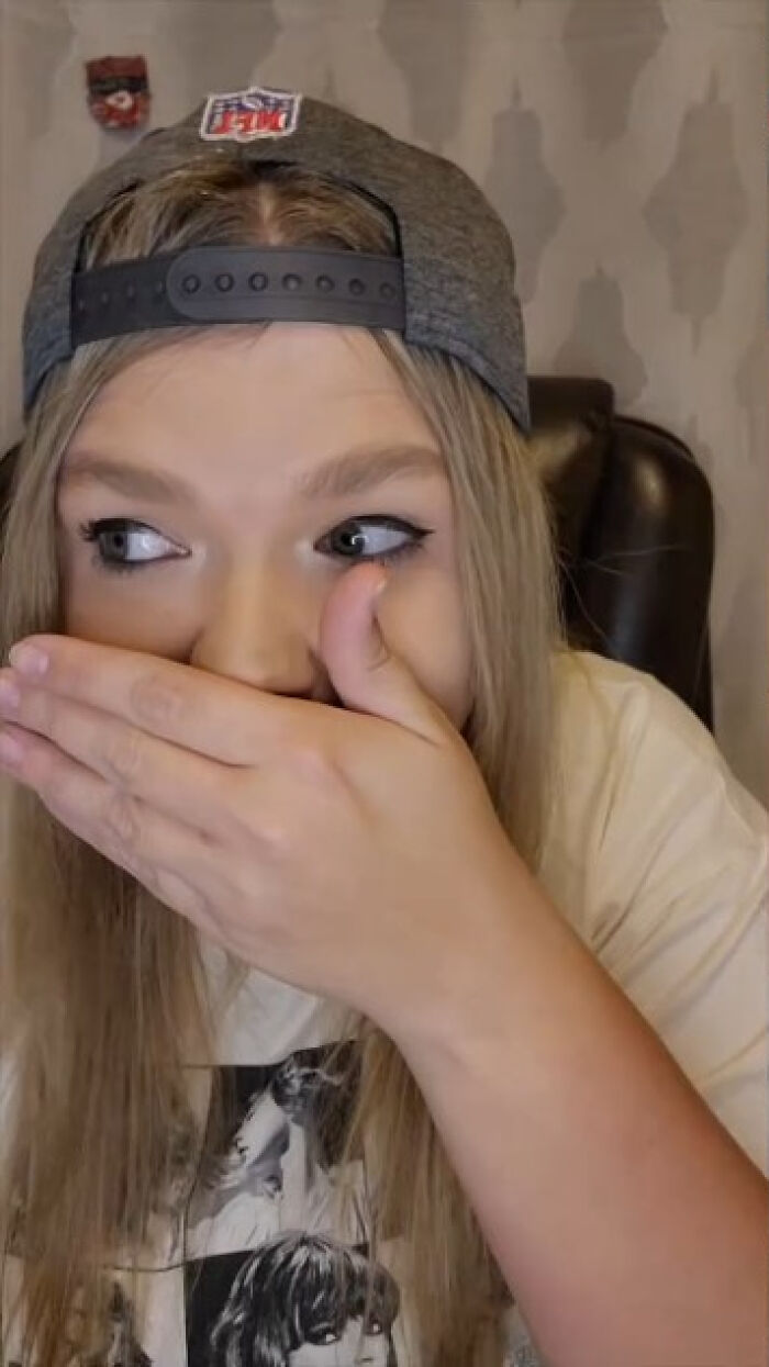 “Insane”: Taylor Swift Fan Discovers Singer Bought Vintage Jacket She Sold Online, Shows Proof “Insane”: Taylor Swift Fan Discovers Singer Bought Vintage Jacket She Sold Online, Shows Proof