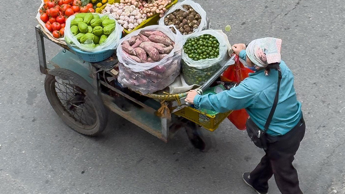 Hanoi From Above: Trung Dong’s Aerial Portraits Of Fruit Sellers (9 Pics)