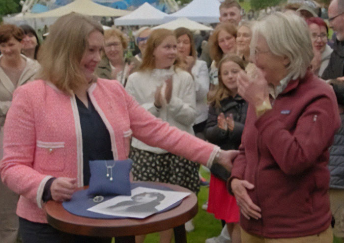 Antiques Roadshow Guest In Tears As She Learns Value Of Grandma’s Jewelry: “Took My Breath Away” Antiques Roadshow Guest In Tears As She Learns Value Of Grandma’s Jewelry: “Took My Breath Away”
