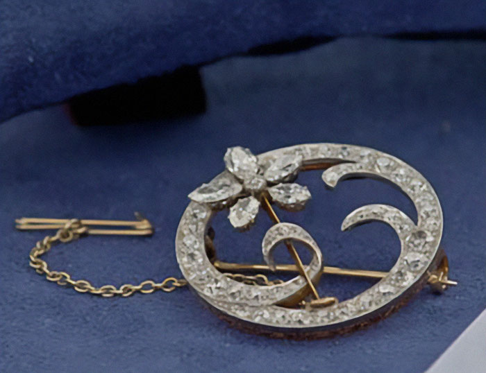 Antiques Roadshow Guest In Tears As She Learns Value Of Grandma’s Jewelry: “Took My Breath Away” Antiques Roadshow Guest In Tears As She Learns Value Of Grandma’s Jewelry: “Took My Breath Away”