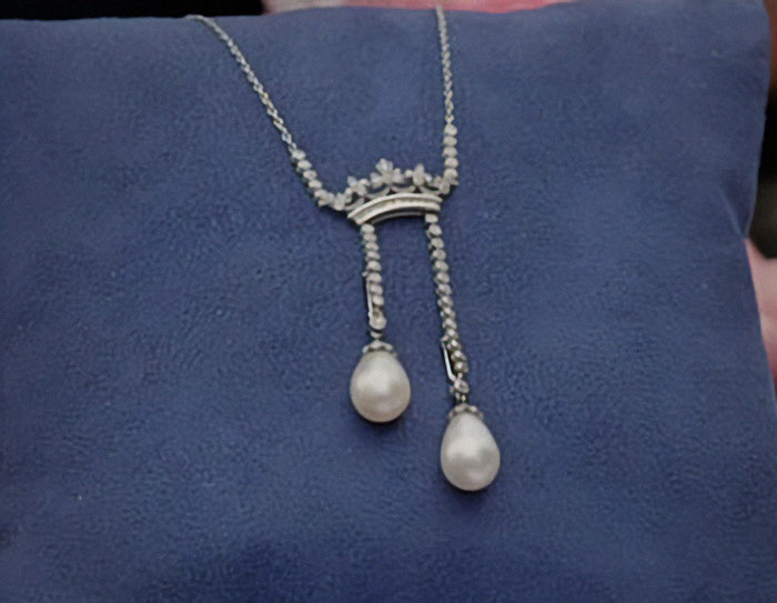 Antiques Roadshow Guest In Tears As She Learns Value Of Grandma’s Jewelry: “Took My Breath Away” Antiques Roadshow Guest In Tears As She Learns Value Of Grandma’s Jewelry: “Took My Breath Away”