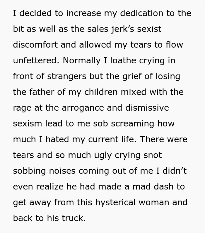 Woman Brings Out Her Husband's Ashes And Bursts Into Tears After Rude Guy's Demands Woman Brings Out Her Husband's Ashes And Bursts Into Tears After Rude Guy's Demands