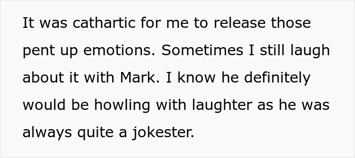 Woman Brings Out Her Husband's Ashes And Bursts Into Tears After Rude Guy's Demands Woman Brings Out Her Husband's Ashes And Bursts Into Tears After Rude Guy's Demands