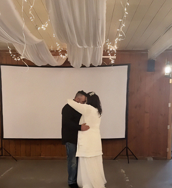 "Unfriend And Block": Bride Heartbroken After Entering Empty Venue As Guests Failed To Show Up "Unfriend And Block": Bride Heartbroken After Entering Empty Venue As Guests Failed To Show Up