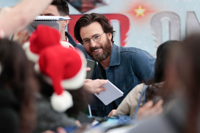 "He's Old Now": Chris Evans Sports Beard And Glasses In Unrecognizable Look At Movie Premiere "He's Old Now": Chris Evans Sports Beard And Glasses In Unrecognizable Look At Movie Premiere