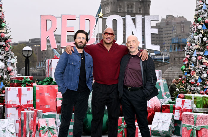 "He's Old Now": Chris Evans Sports Beard And Glasses In Unrecognizable Look At Movie Premiere "He's Old Now": Chris Evans Sports Beard And Glasses In Unrecognizable Look At Movie Premiere