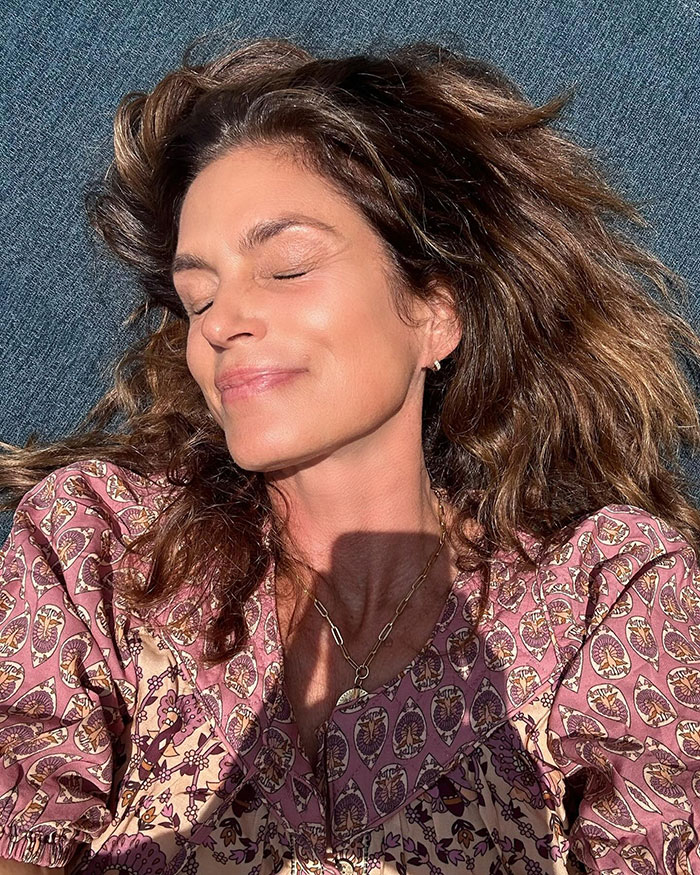 "58 And Still Looks Fantastic": Cindy Crawford Embraces Natural Look As She Poses In Bed "58 And Still Looks Fantastic": Cindy Crawford Embraces Natural Look As She Poses In Bed