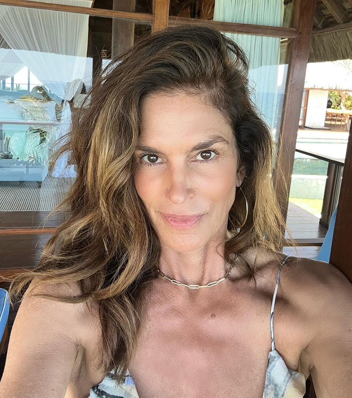 "58 And Still Looks Fantastic": Cindy Crawford Embraces Natural Look As She Poses In Bed "58 And Still Looks Fantastic": Cindy Crawford Embraces Natural Look As She Poses In Bed