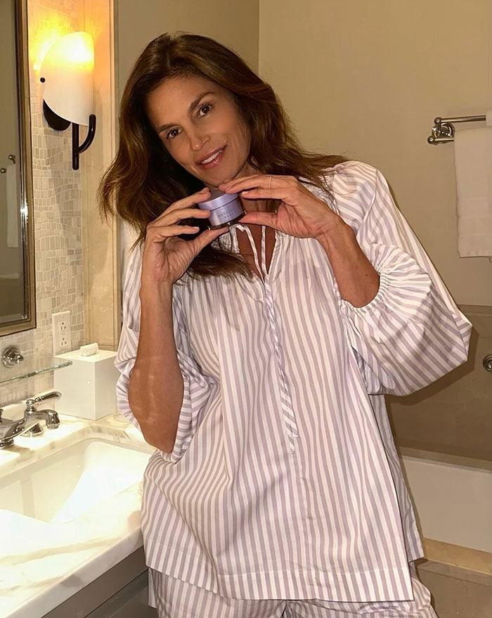 "58 And Still Looks Fantastic": Cindy Crawford Embraces Natural Look As She Poses In Bed "58 And Still Looks Fantastic": Cindy Crawford Embraces Natural Look As She Poses In Bed