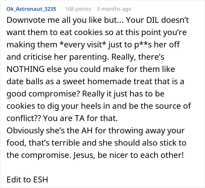 Reddit comment about family conflict over homemade cookies and parenting choices. Reddit comment about family conflict over homemade cookies and parenting choices.