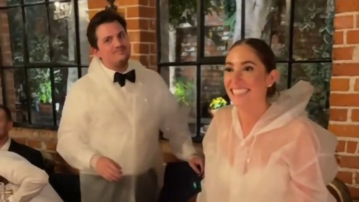 “I Am An Extreme Slob”: Bride Shares “Psycho” Hack To Save Her Wedding Dress From Getting Ruined