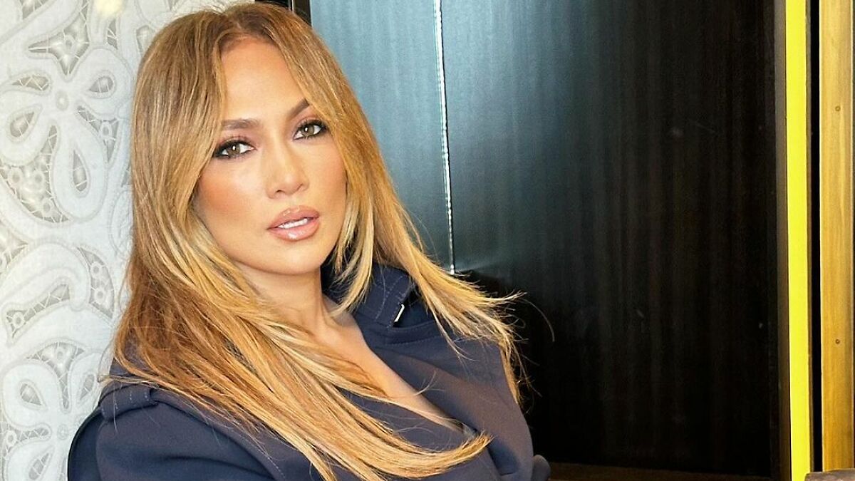 Fans Slam Jennifer Lopez For Going “Overboard” With Photo Filters: “Doesn’t Look Like JLo”