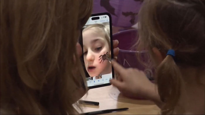 6YO Deaf Girl's Neighbors Learn Sign Language To Make Her Halloween Night "Incredibly Special" 6YO Deaf Girl's Neighbors Learn Sign Language To Make Her Halloween Night "Incredibly Special"
