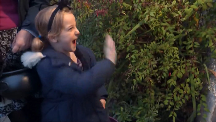 6YO Deaf Girl's Neighbors Learn Sign Language To Make Her Halloween Night "Incredibly Special" 6YO Deaf Girl's Neighbors Learn Sign Language To Make Her Halloween Night "Incredibly Special"