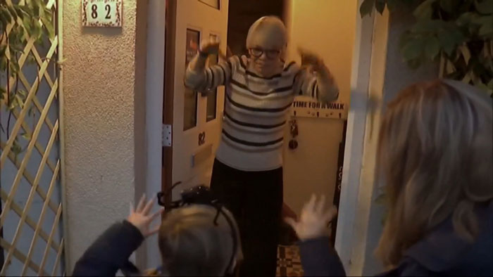 6YO Deaf Girl's Neighbors Learn Sign Language To Make Her Halloween Night "Incredibly Special" 6YO Deaf Girl's Neighbors Learn Sign Language To Make Her Halloween Night "Incredibly Special"