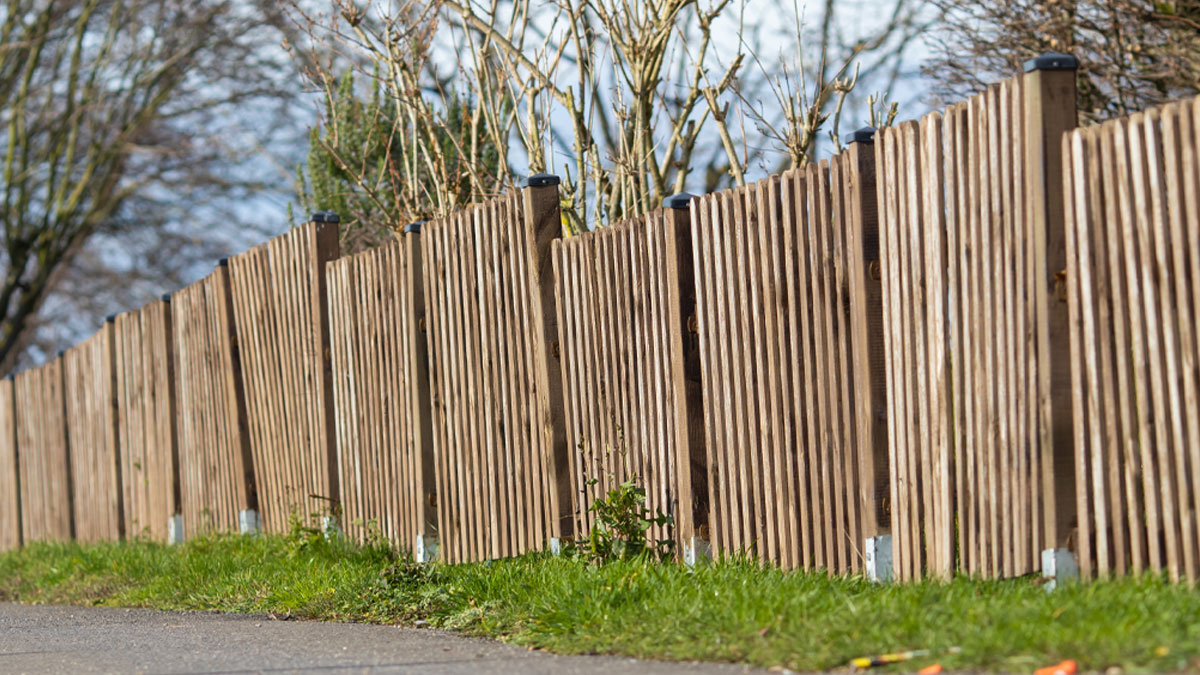 “Has Gone Nuts”: Boomer Gets A Land Survey, Discovers 5 Ft Of Her Yard Belongs To Neighbors