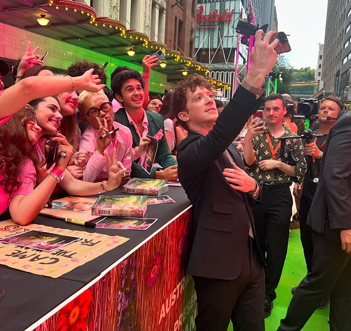 “Cheater”: Fans Have Harsh Words For Ariana Grande’s Boyfriend Ethan Slater “Cheater”: Fans Have Harsh Words For Ariana Grande’s Boyfriend Ethan Slater