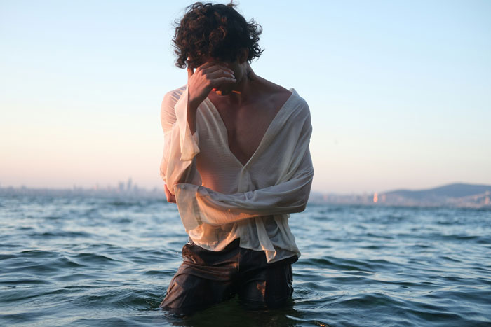 Man’s Anger About Son’s Hair Stops After Discovering His Own High School Photo With Similar Style Man’s Anger About Son’s Hair Stops After Discovering His Own High School Photo With Similar Style