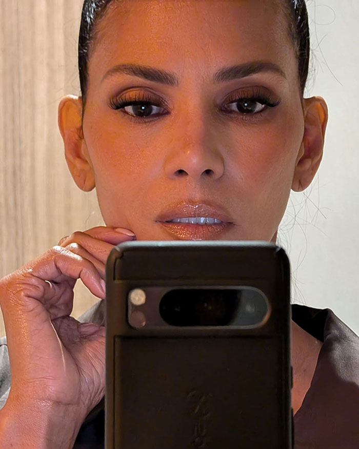 Halle Berry Sparks Debate By Slipping Back Into 2002 Dress She Won An Oscar In: “Cuter Back Then” Halle Berry Sparks Debate By Slipping Back Into 2002 Dress She Won An Oscar In: “Cuter Back Then”