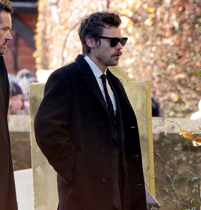 "Nobody Should Have To Bury Their Child": Fans Are Emotional Over Liam Payne's Funeral Photos "Nobody Should Have To Bury Their Child": Fans Are Emotional Over Liam Payne's Funeral Photos
