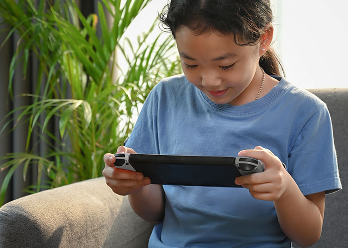 Person Confused Why GF Is So Upset He Took In His 11YO Sister, Kicks Her Out To Avoid More Drama Person Confused Why GF Is So Upset He Took In His 11YO Sister, Kicks Her Out To Avoid More Drama