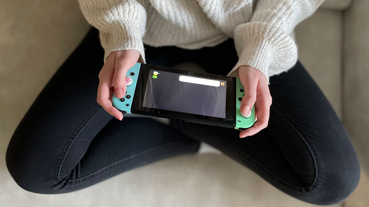 Person Confused Why GF Is So Upset He Took In His 11YO Sister, Kicks Her Out To Avoid More Drama