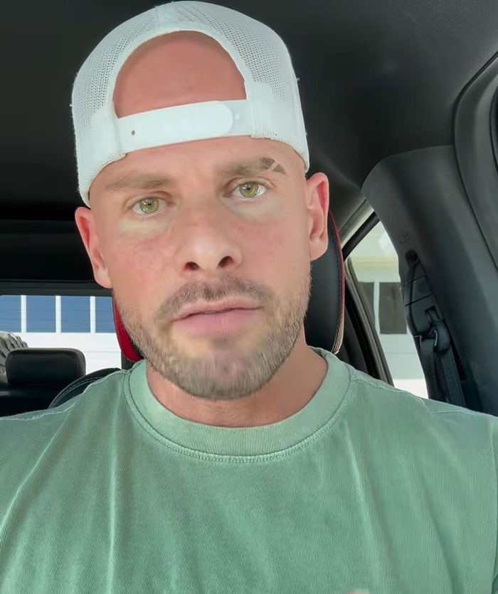 "Male Privilege": Man Interrupts Woman At The Gym To Use Punching Bag Himself, Sparks Outrage "Male Privilege": Man Interrupts Woman At The Gym To Use Punching Bag Himself, Sparks Outrage