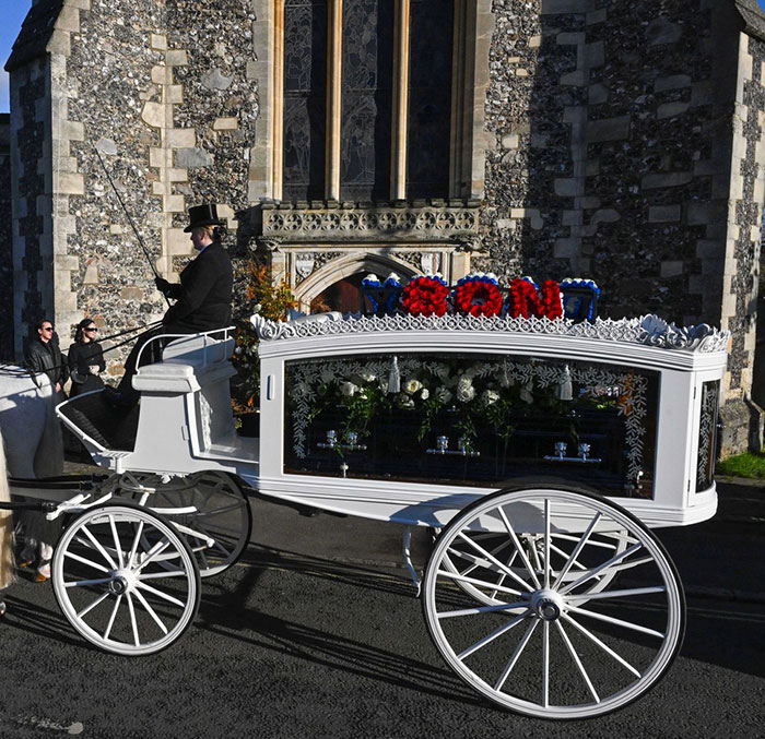 "Nobody Should Have To Bury Their Child": Fans Are Emotional Over Liam Payne's Funeral Photos "Nobody Should Have To Bury Their Child": Fans Are Emotional Over Liam Payne's Funeral Photos