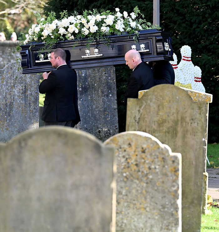 "Nobody Should Have To Bury Their Child": Fans Are Emotional Over Liam Payne's Funeral Photos "Nobody Should Have To Bury Their Child": Fans Are Emotional Over Liam Payne's Funeral Photos