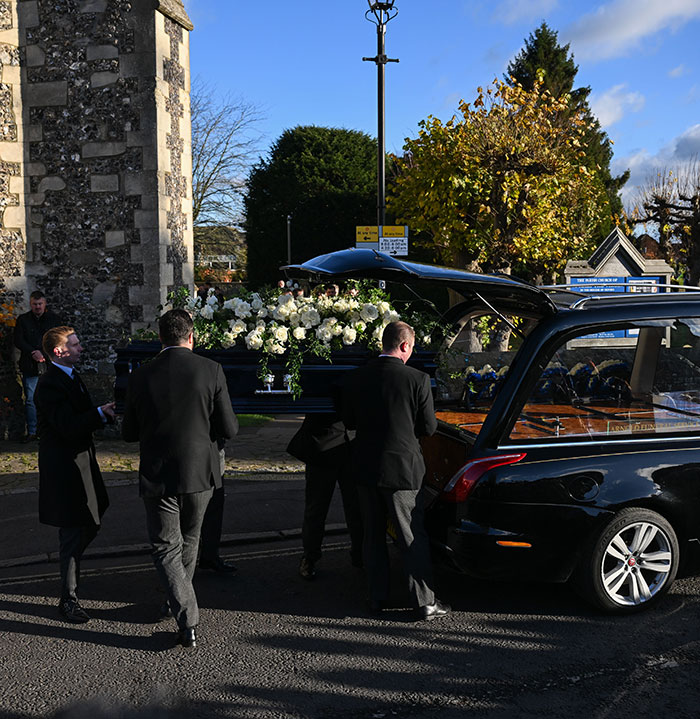 "Nobody Should Have To Bury Their Child": Fans Are Emotional Over Liam Payne's Funeral Photos "Nobody Should Have To Bury Their Child": Fans Are Emotional Over Liam Payne's Funeral Photos