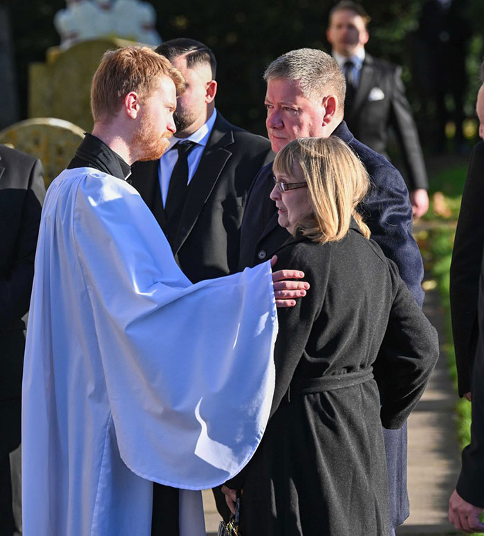 "Nobody Should Have To Bury Their Child": Fans Are Emotional Over Liam Payne's Funeral Photos "Nobody Should Have To Bury Their Child": Fans Are Emotional Over Liam Payne's Funeral Photos