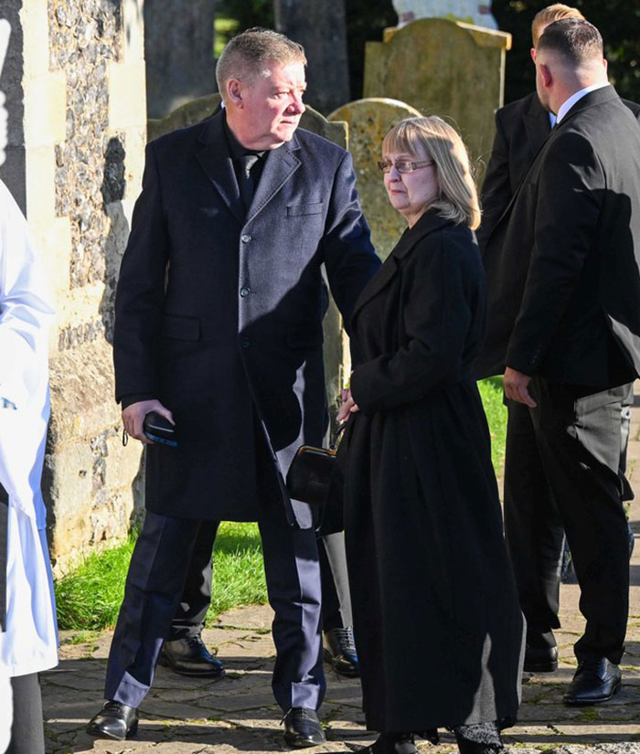 "Nobody Should Have To Bury Their Child": Fans Are Emotional Over Liam Payne's Funeral Photos "Nobody Should Have To Bury Their Child": Fans Are Emotional Over Liam Payne's Funeral Photos