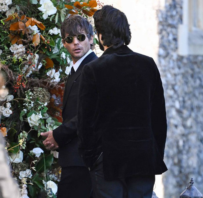 "Nobody Should Have To Bury Their Child": Fans Are Emotional Over Liam Payne's Funeral Photos "Nobody Should Have To Bury Their Child": Fans Are Emotional Over Liam Payne's Funeral Photos