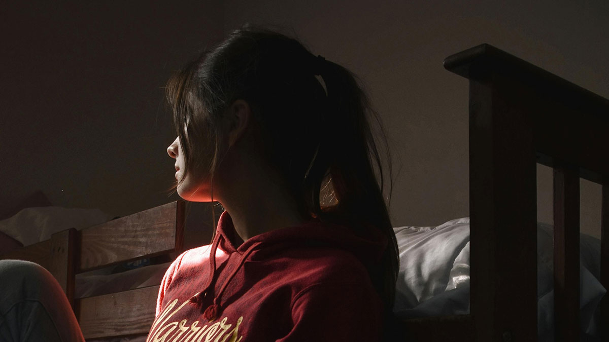 Woman Brings Out Her Husband’s Ashes And Bursts Into Tears After Rude Guy’s Demands