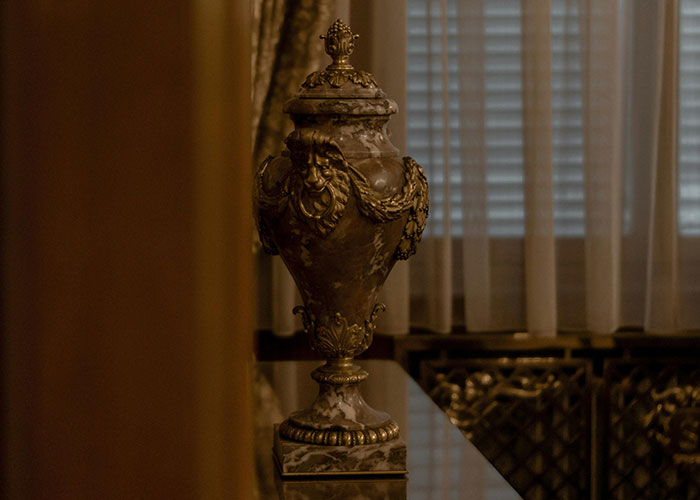 Woman Brings Out Her Husband's Ashes And Bursts Into Tears After Rude Guy's Demands Woman Brings Out Her Husband's Ashes And Bursts Into Tears After Rude Guy's Demands