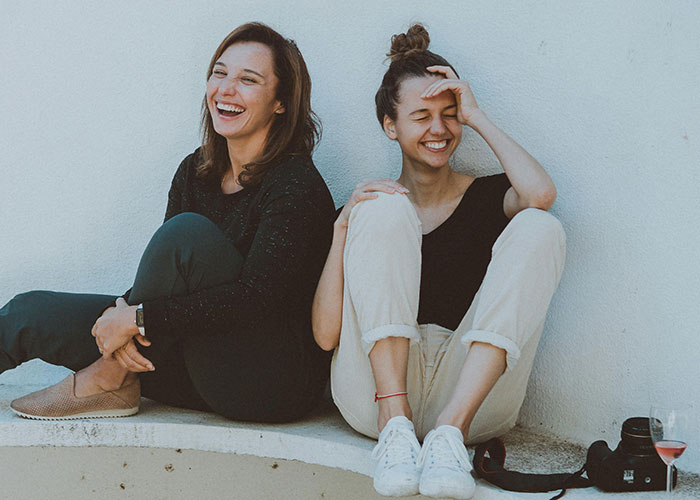 Woman Brings Out Her Husband's Ashes And Bursts Into Tears After Rude Guy's Demands Woman Brings Out Her Husband's Ashes And Bursts Into Tears After Rude Guy's Demands