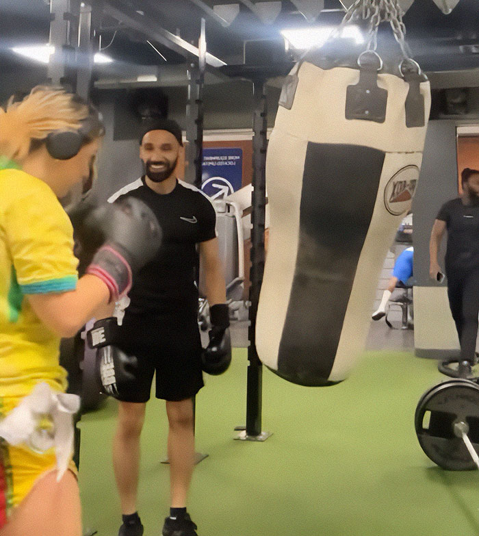 "Male Privilege": Man Interrupts Woman At The Gym To Use Punching Bag Himself, Sparks Outrage "Male Privilege": Man Interrupts Woman At The Gym To Use Punching Bag Himself, Sparks Outrage