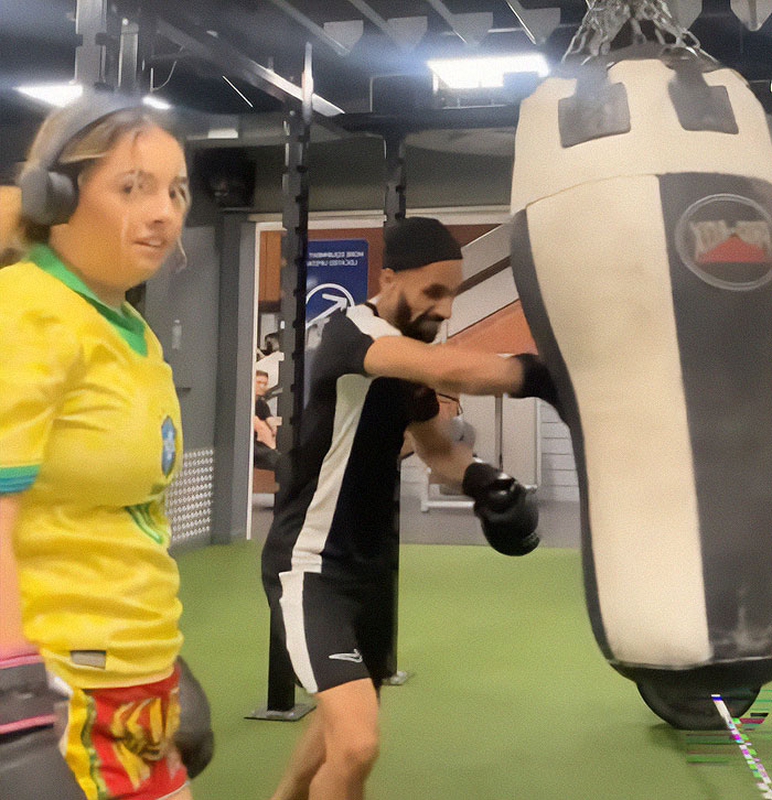 "Male Privilege": Man Interrupts Woman At The Gym To Use Punching Bag Himself, Sparks Outrage "Male Privilege": Man Interrupts Woman At The Gym To Use Punching Bag Himself, Sparks Outrage