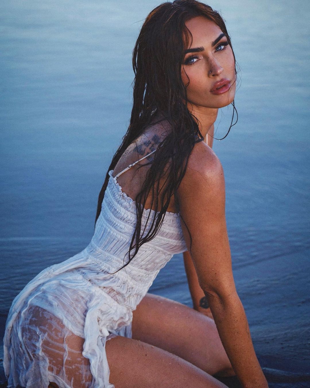 Megan Fox Surprises Fans With Pregnancy Announcement, Shares Stunning Baby Bump Photo Megan Fox Surprises Fans With Pregnancy Announcement, Shares Stunning Baby Bump Photo