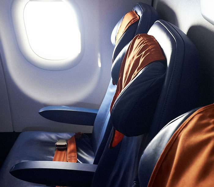 "Strangers On A Plane": Couple Refuses To Swap Seats With Woman Stuck Between Them "Strangers On A Plane": Couple Refuses To Swap Seats With Woman Stuck Between Them