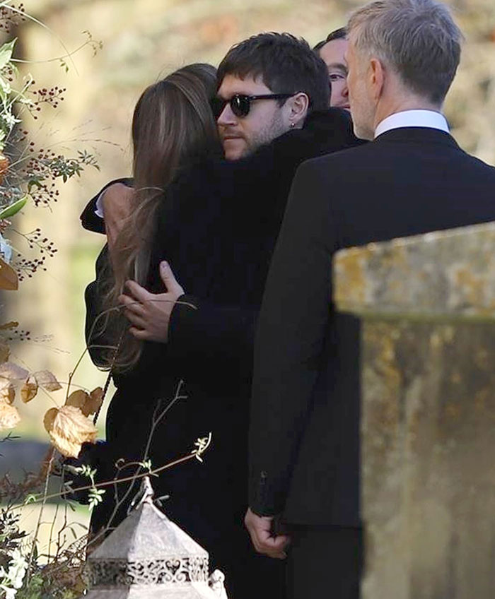 "Nobody Should Have To Bury Their Child": Fans Are Emotional Over Liam Payne's Funeral Photos "Nobody Should Have To Bury Their Child": Fans Are Emotional Over Liam Payne's Funeral Photos