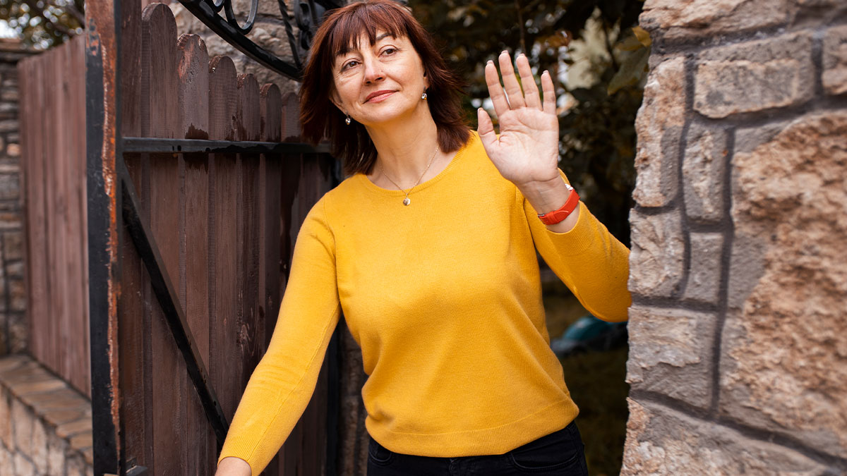 Man Creeped Out By Older Female Neighbor Showing Up At His House Unannounced, Finds Out Why