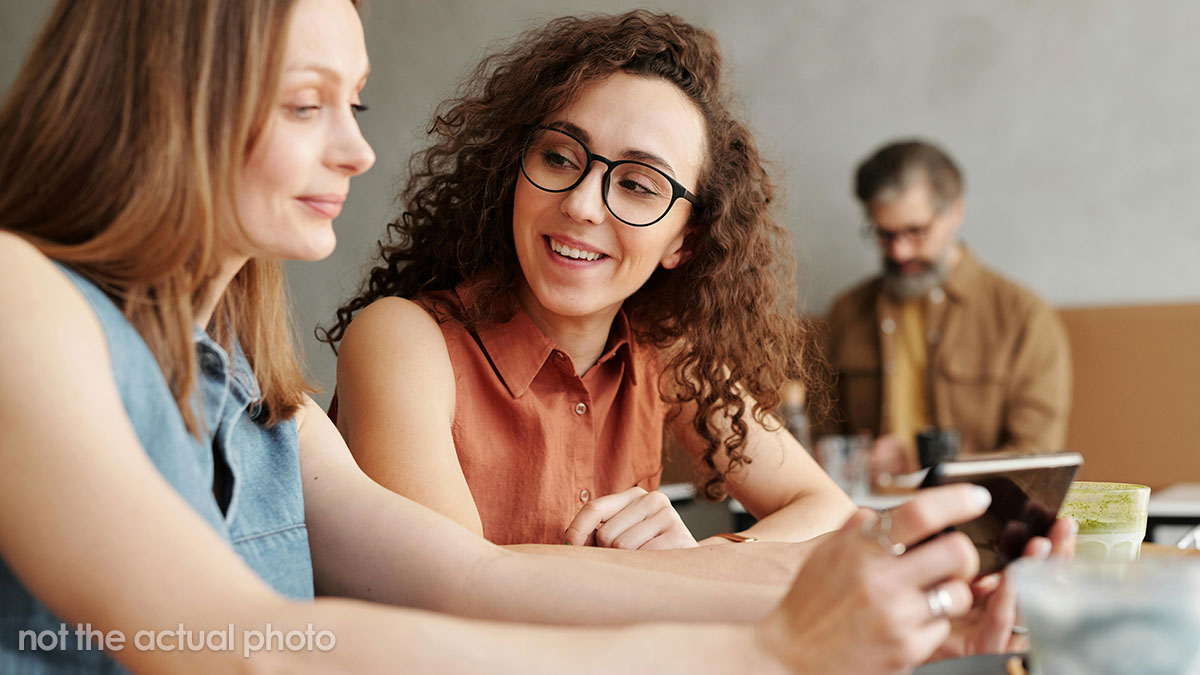 Netizens Call Out Friend For Telling Woman That Her 2 Kids Sharing A Room Shows Poverty