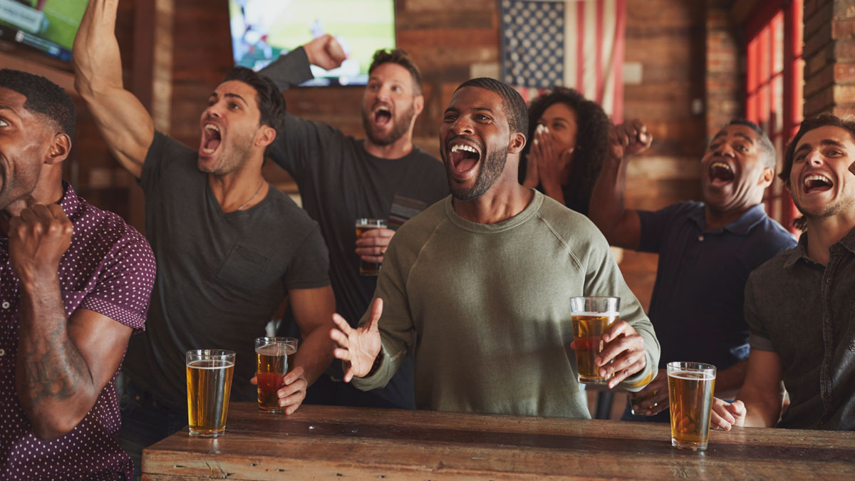 “7 Drinks, 3 Starters, And An Extra Main”: Guy Feasts As Table Thieves Unknowingly Pay His Bill