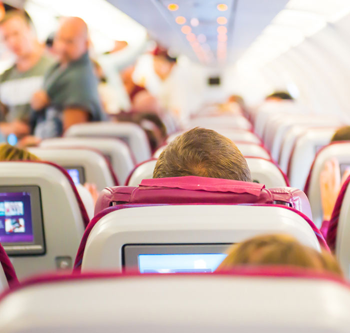 "Strangers On A Plane": Couple Refuses To Swap Seats With Woman Stuck Between Them "Strangers On A Plane": Couple Refuses To Swap Seats With Woman Stuck Between Them