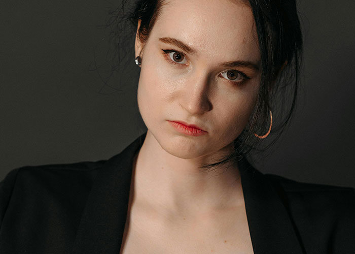 Man Outsmarts Karen Who Takes His Seat, Watches Embarrassing 20-Minute Tantrum That Follows Man Outsmarts Karen Who Takes His Seat, Watches Embarrassing 20-Minute Tantrum That Follows