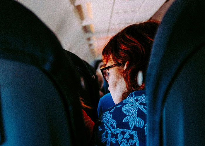 Man Outsmarts Karen Who Takes His Seat, Watches Embarrassing 20-Minute Tantrum That Follows Man Outsmarts Karen Who Takes His Seat, Watches Embarrassing 20-Minute Tantrum That Follows